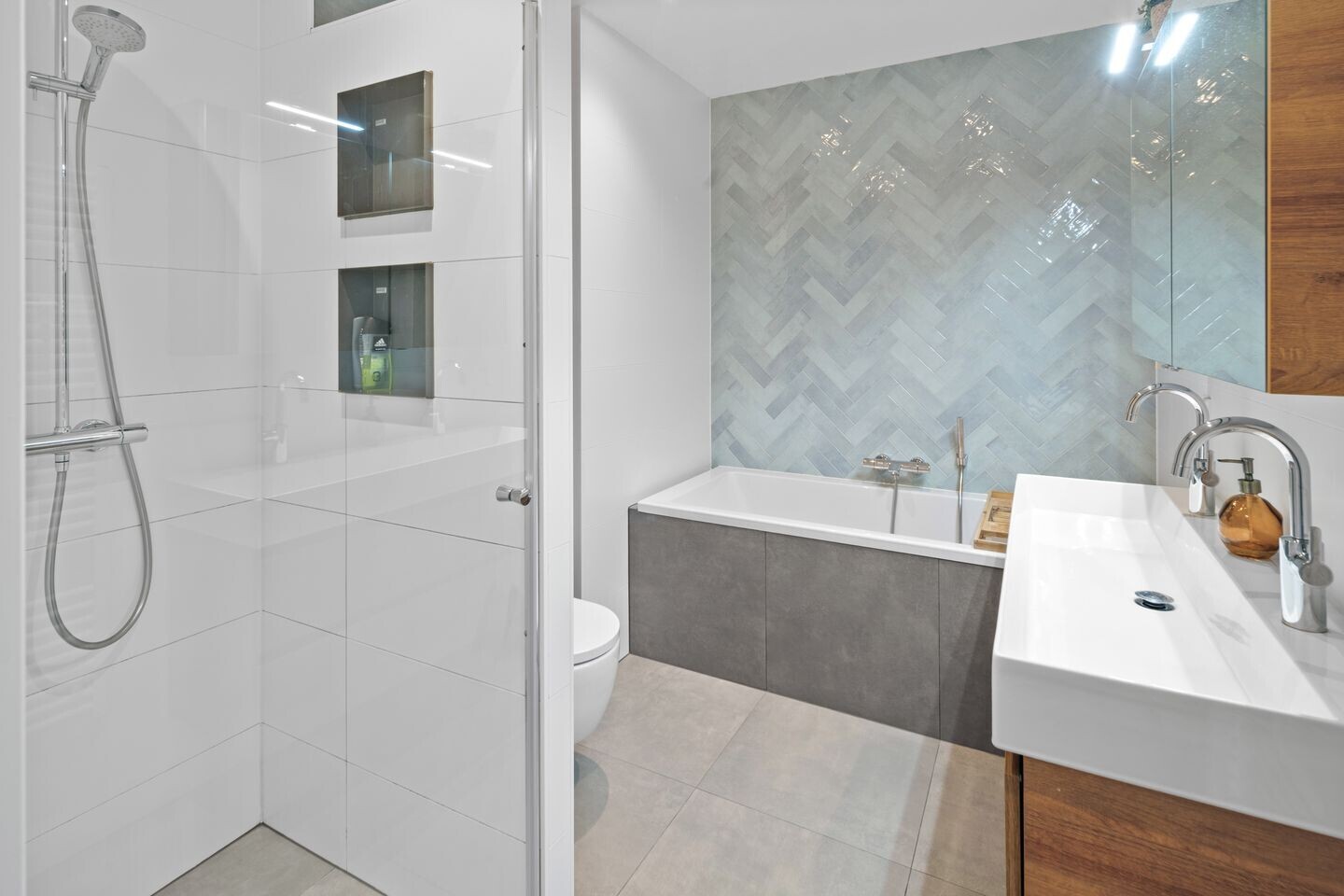 Tussenwoning te koop: Teslastraat 151, Roosendaal