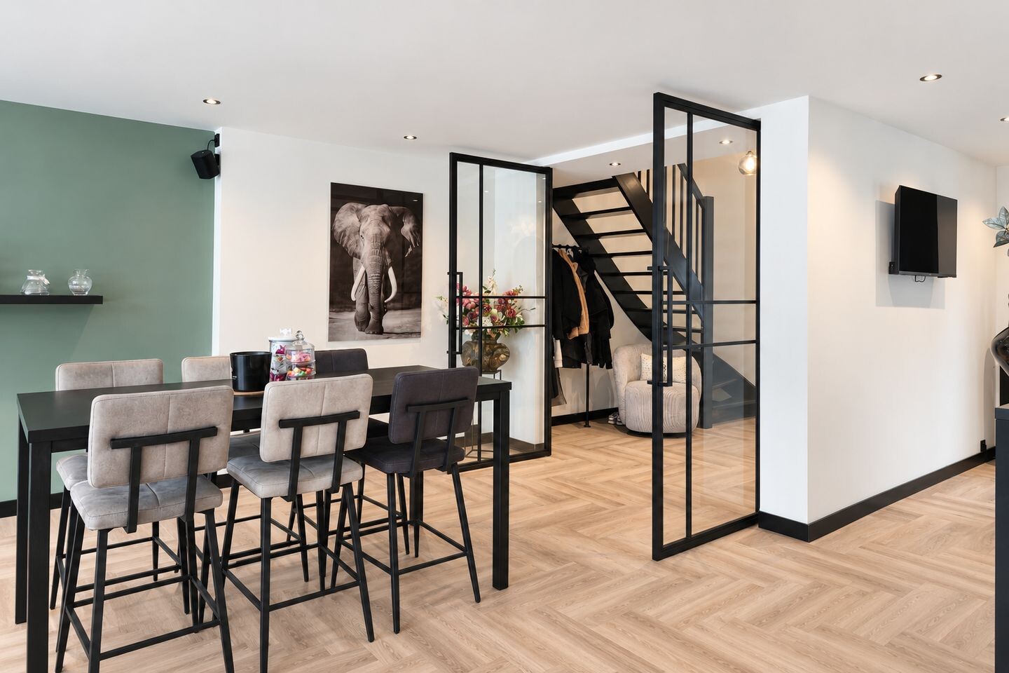 Tussenwoning te koop: Julianastraat 42, Hoeven