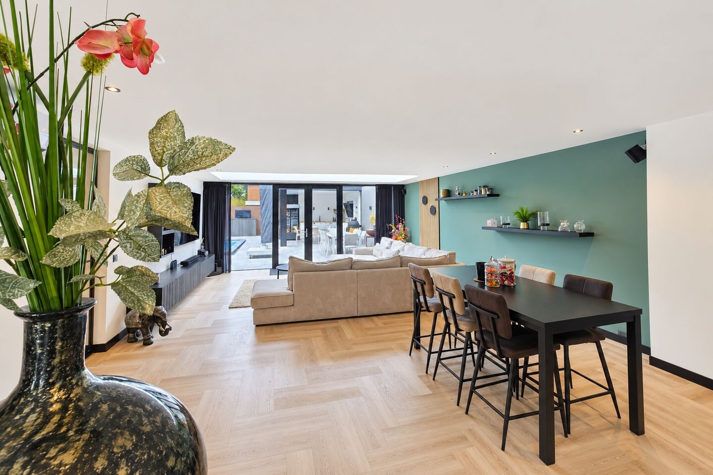 Tussenwoning te koop: Julianastraat 42, Hoeven