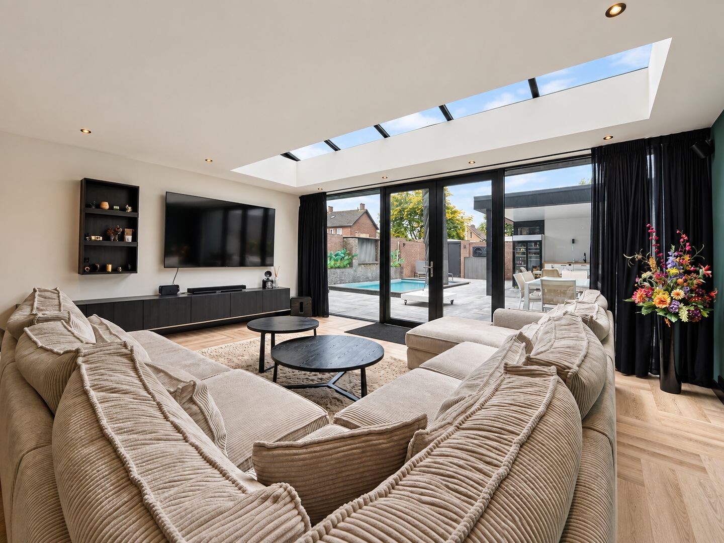 Tussenwoning te koop: Julianastraat 42, Hoeven
