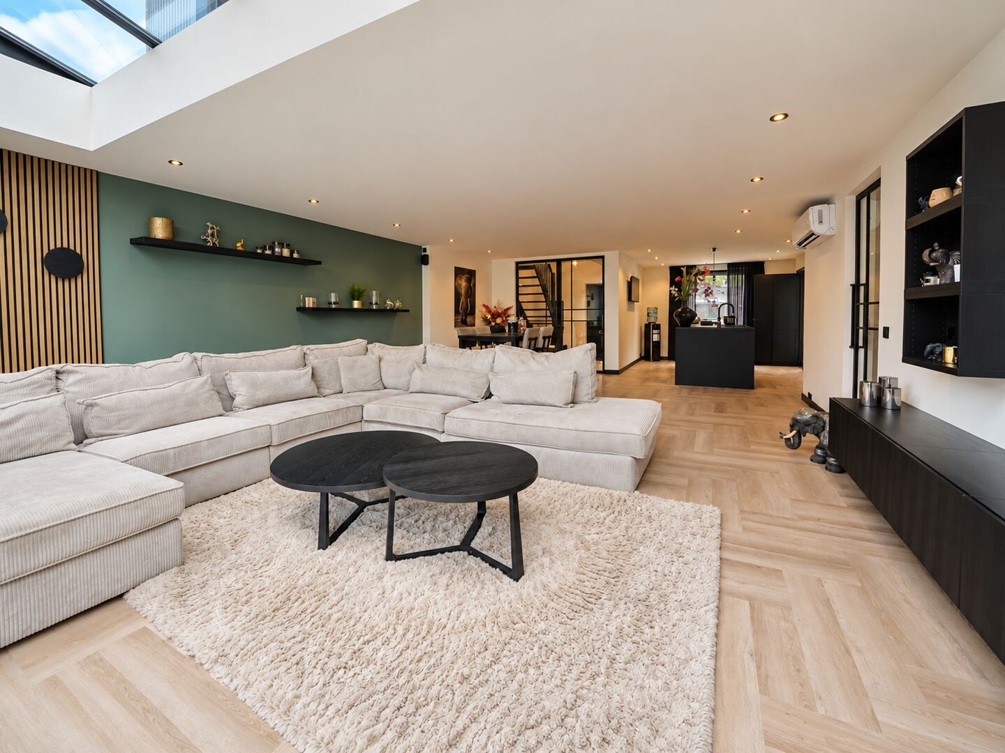 Tussenwoning te koop: Julianastraat 42, Hoeven