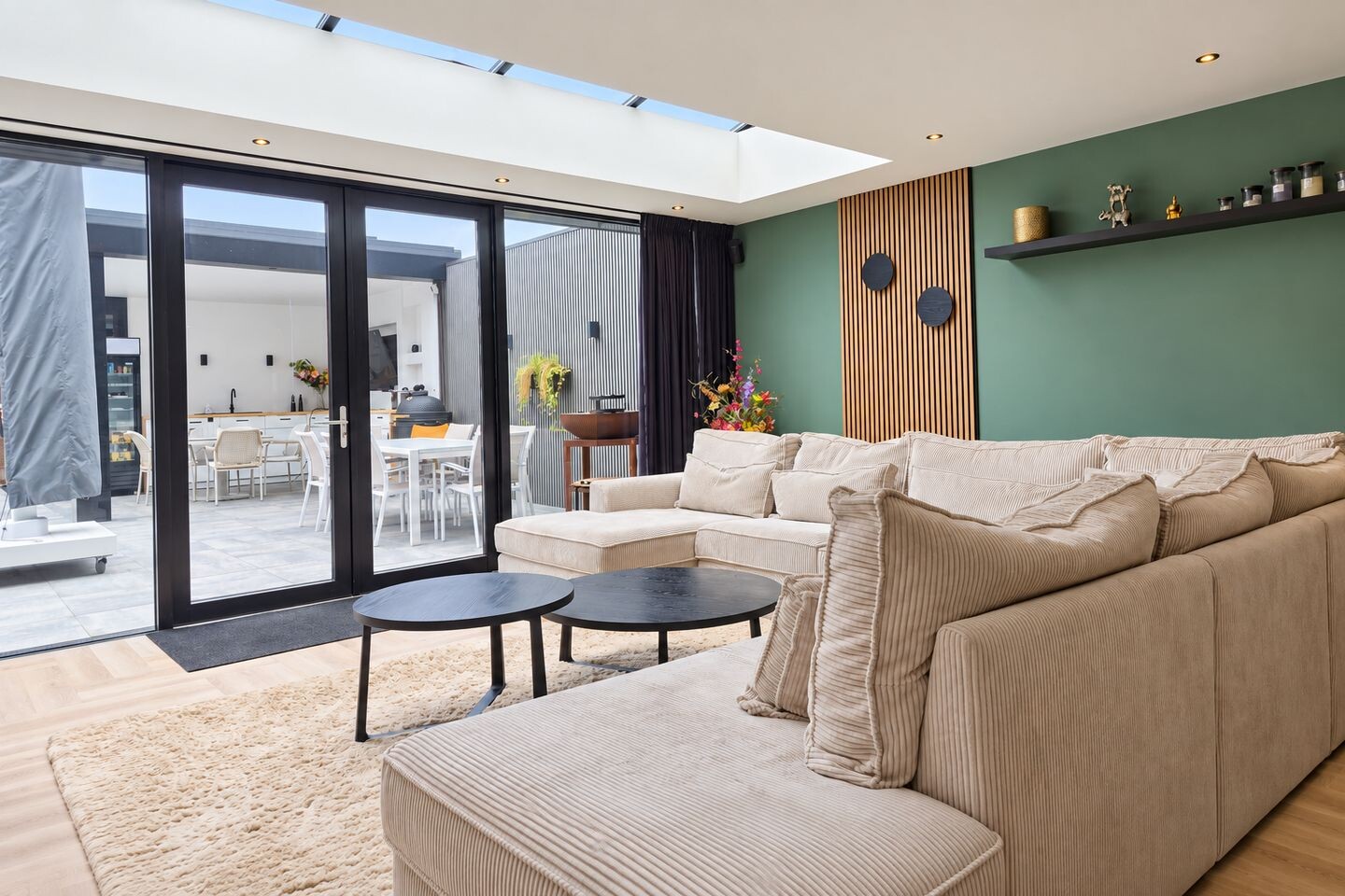 Tussenwoning te koop: Julianastraat 42, Hoeven