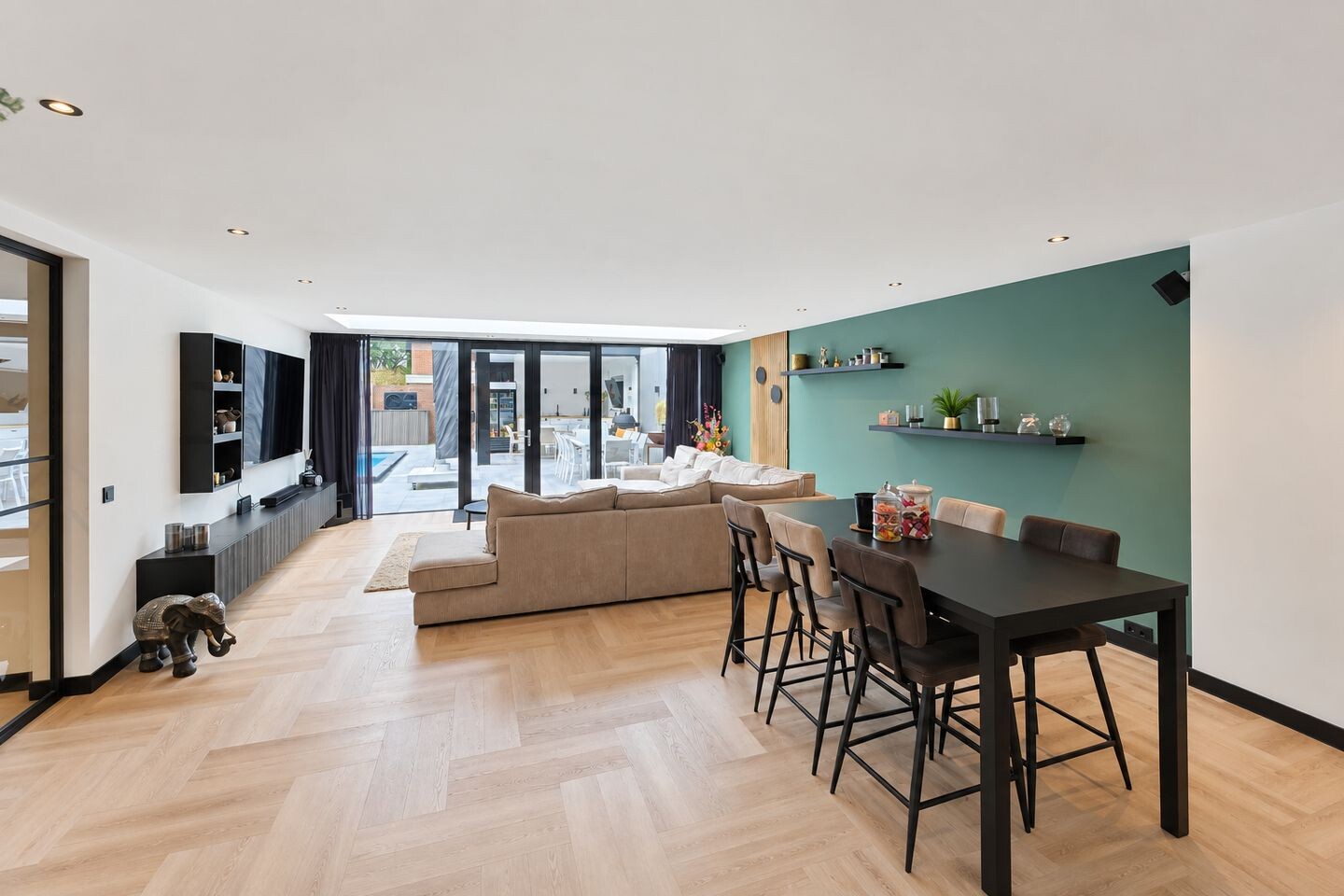 Tussenwoning te koop: Julianastraat 42, Hoeven