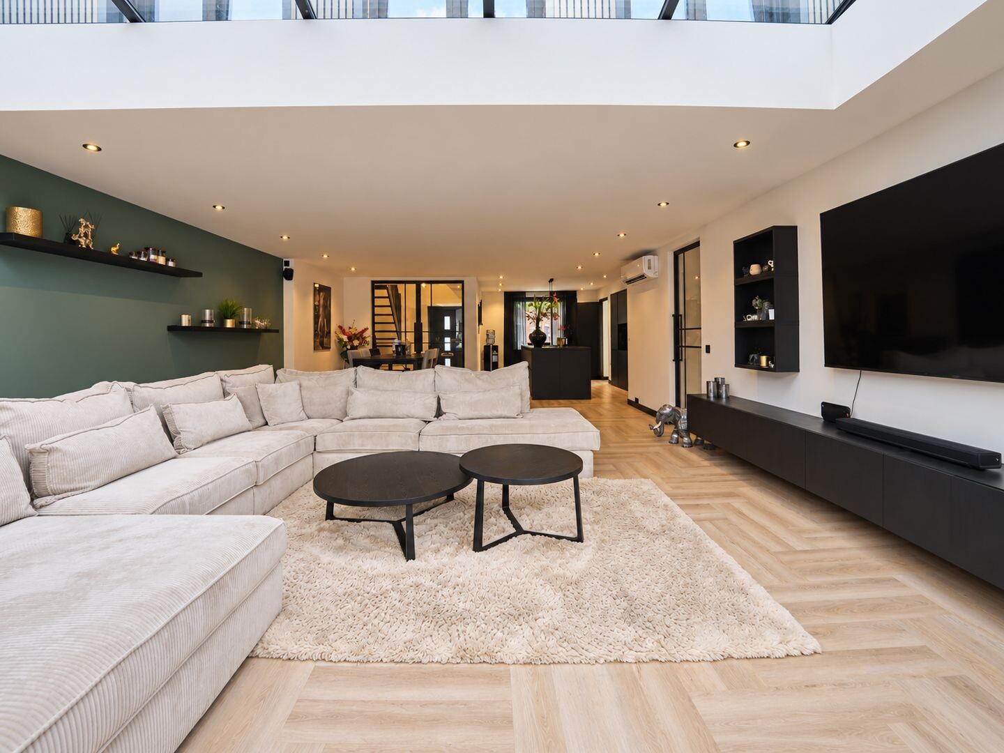 Tussenwoning te koop: Julianastraat 42, Hoeven