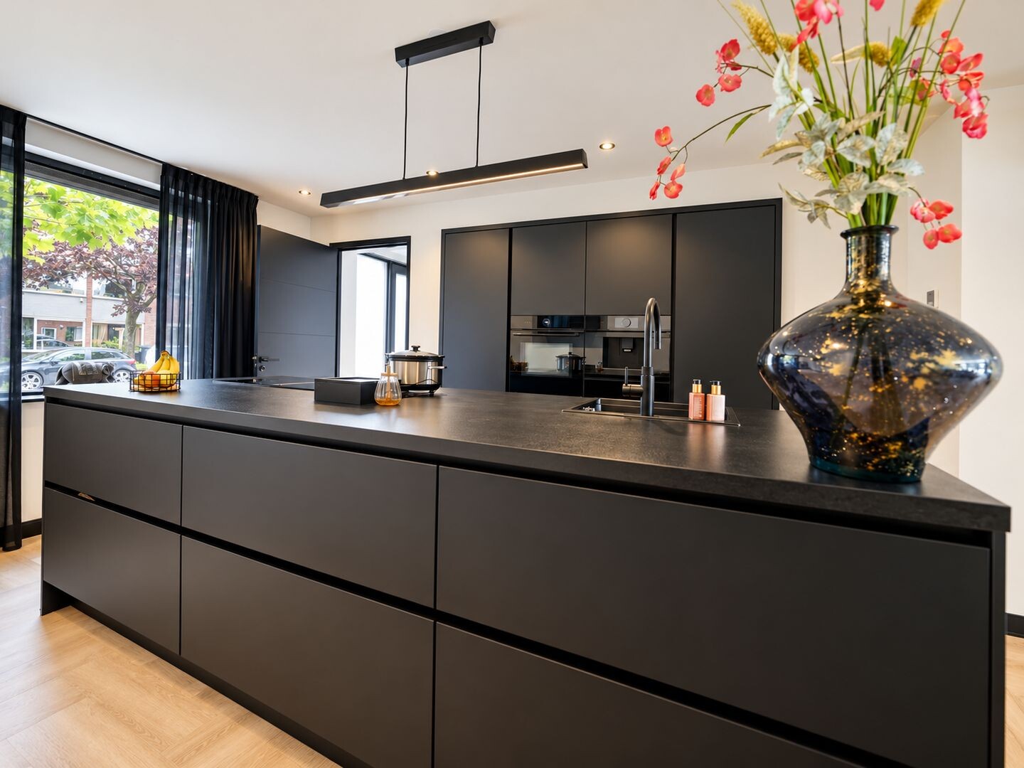 Tussenwoning te koop: Julianastraat 42, Hoeven