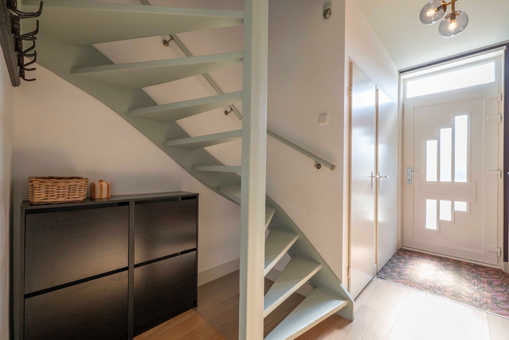Tussenwoning te koop: Meidoornlaan 8, Hoeven