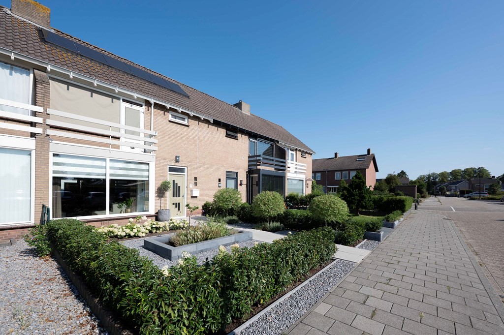Tussenwoning te koop: Meidoornlaan 8, Hoeven