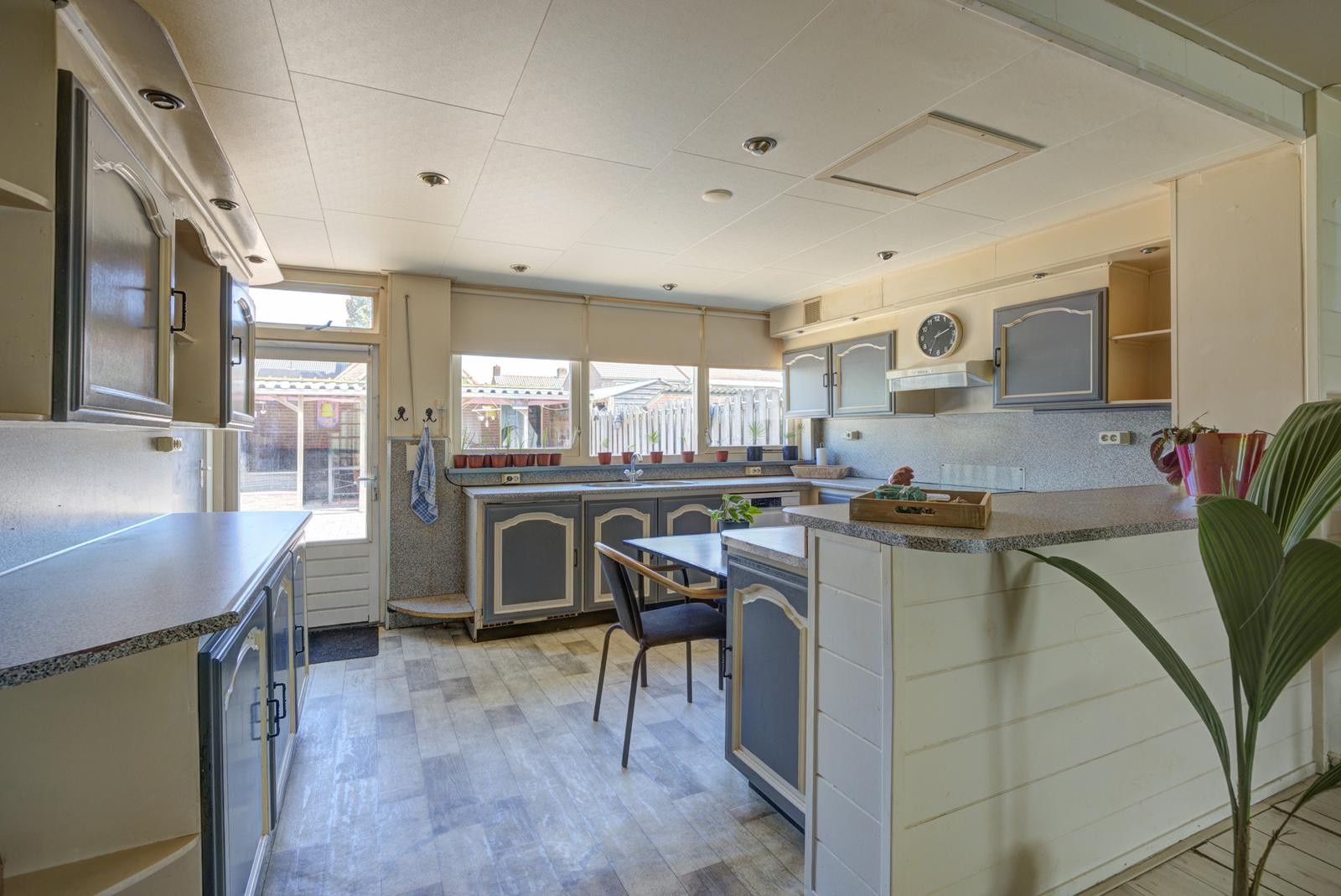 Tussenwoning te koop: van Strijenstraat 42, Zevenbergen