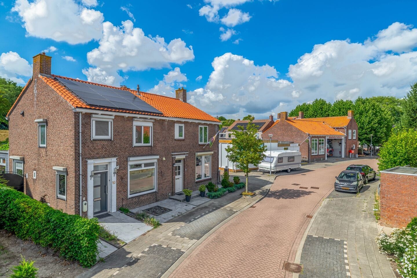 Twee-onder-één-kap te koop: Julianastraat 10, Moerdijk