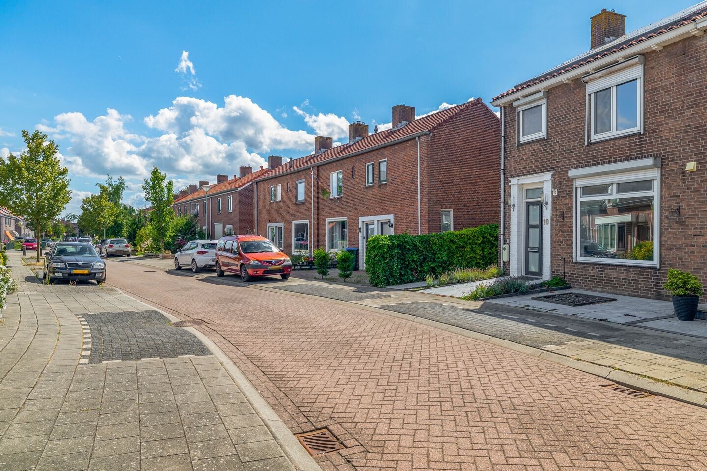 Twee-onder-één-kap te koop: Julianastraat 10, Moerdijk