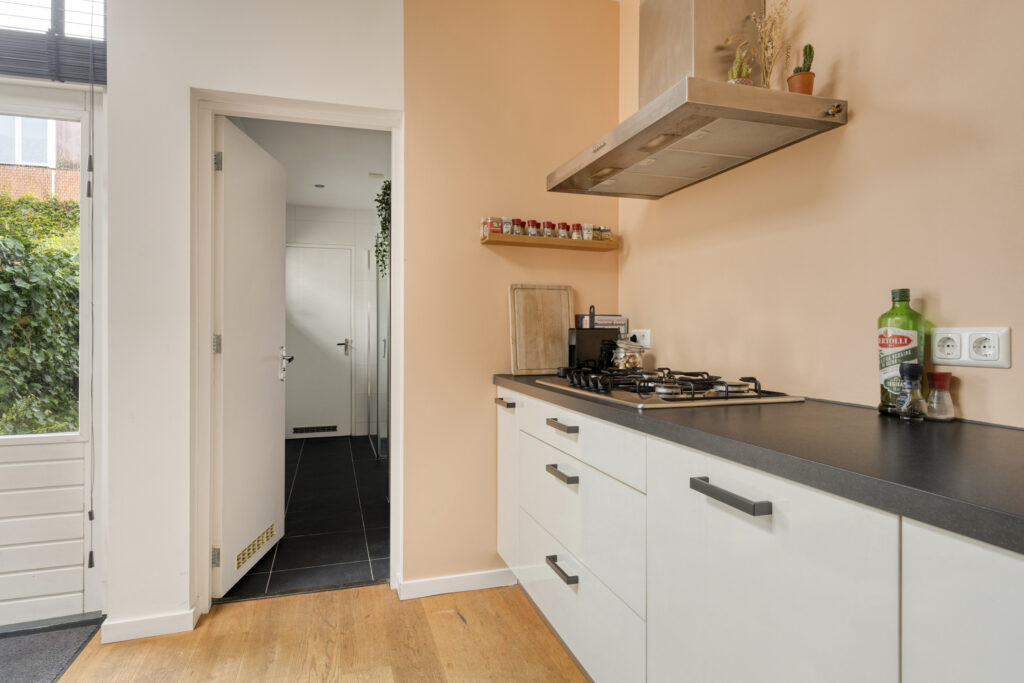 Tussenwoning te koop: Oranjeboomstraat 136, Breda