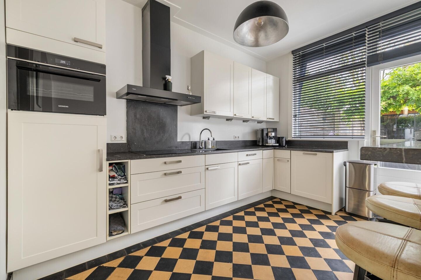 Tussenwoning te koop: Koninginnestraat 32, Breda