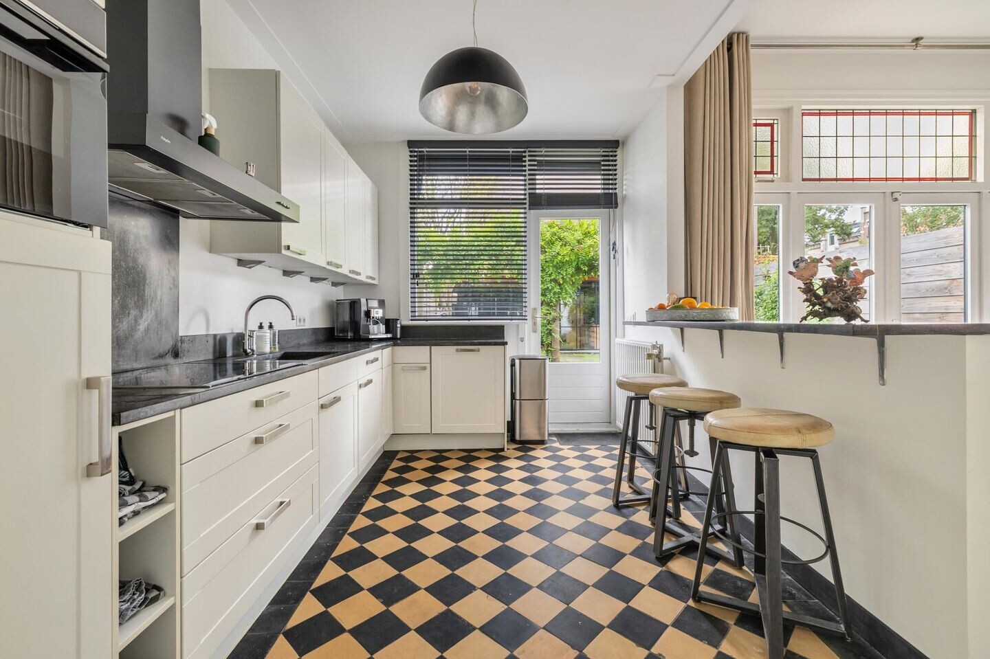 Tussenwoning te koop: Koninginnestraat 32, Breda