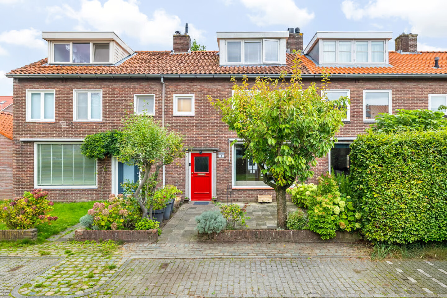 Tussenwoning te koop: Verhuellweg 3, Breda