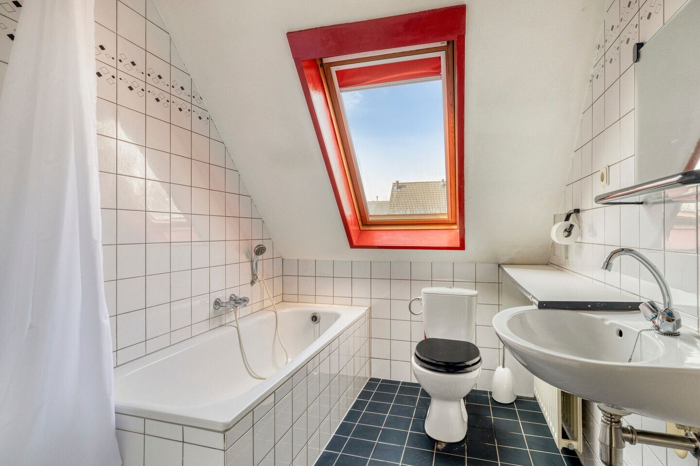 Tussenwoning te koop: Scholekster 10, Breda