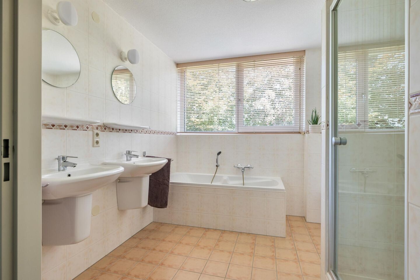 Tussenwoning te koop: Valkenlaar 31, Bavel