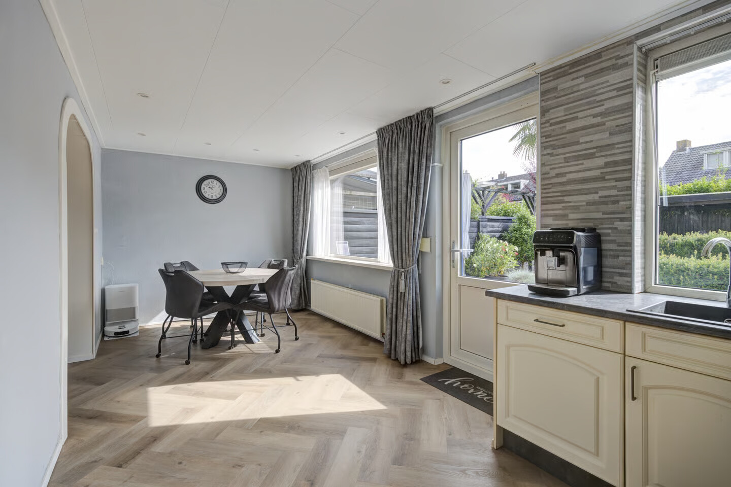 Twee-onder-één-kap te koop: Baai 21, Etten-Leur