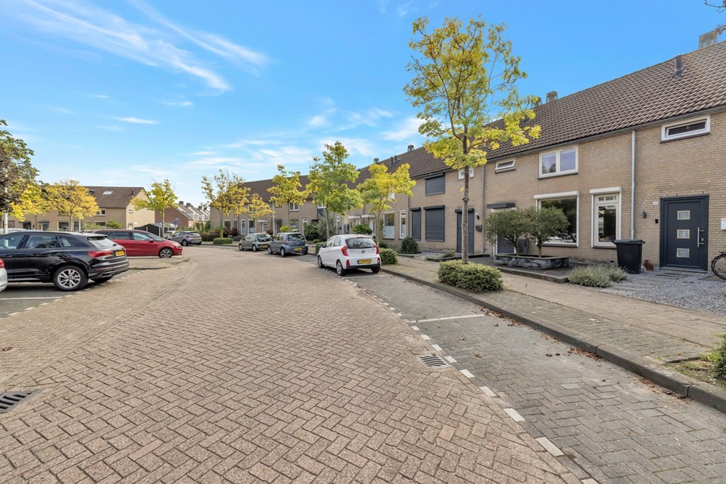 Tussenwoning te koop: Roerdomp 50, Etten-Leur