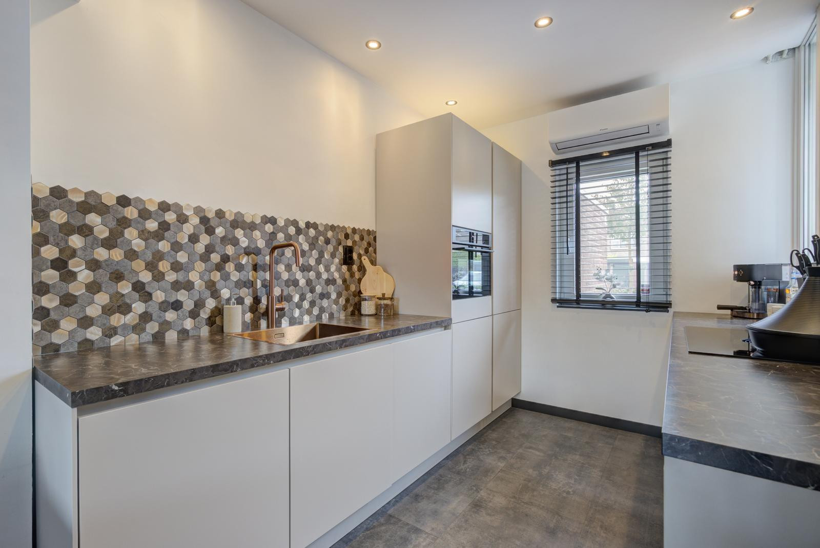 Tussenwoning te koop: Beiaard 150, Etten-Leur