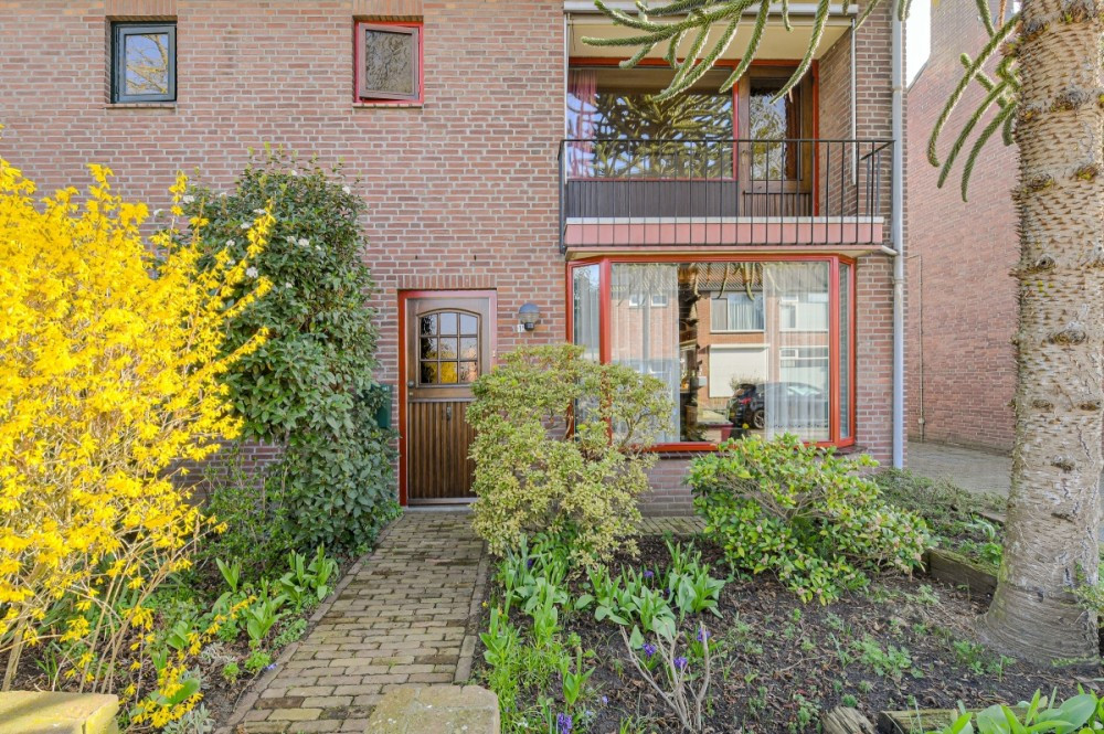 Twee-onder-één-kap te koop: Proostenweg 15, Oosterhout