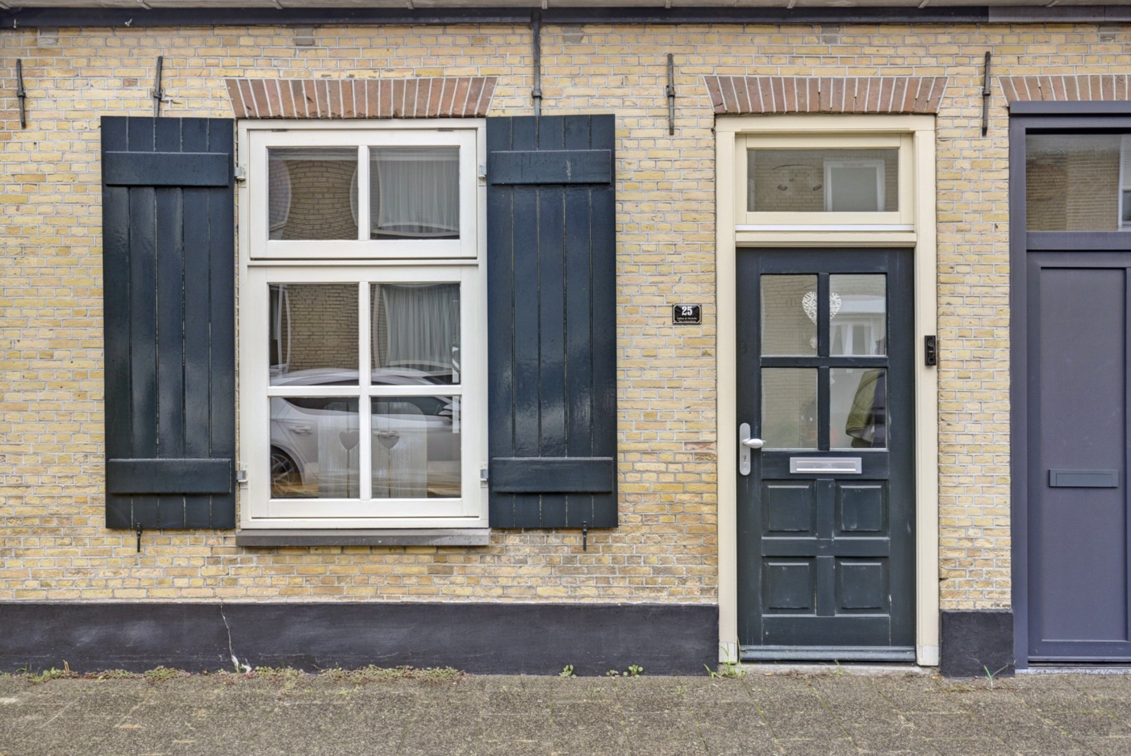 Twee-onder-één-kap te koop: Julianalaan 25, Raamsdonksveer