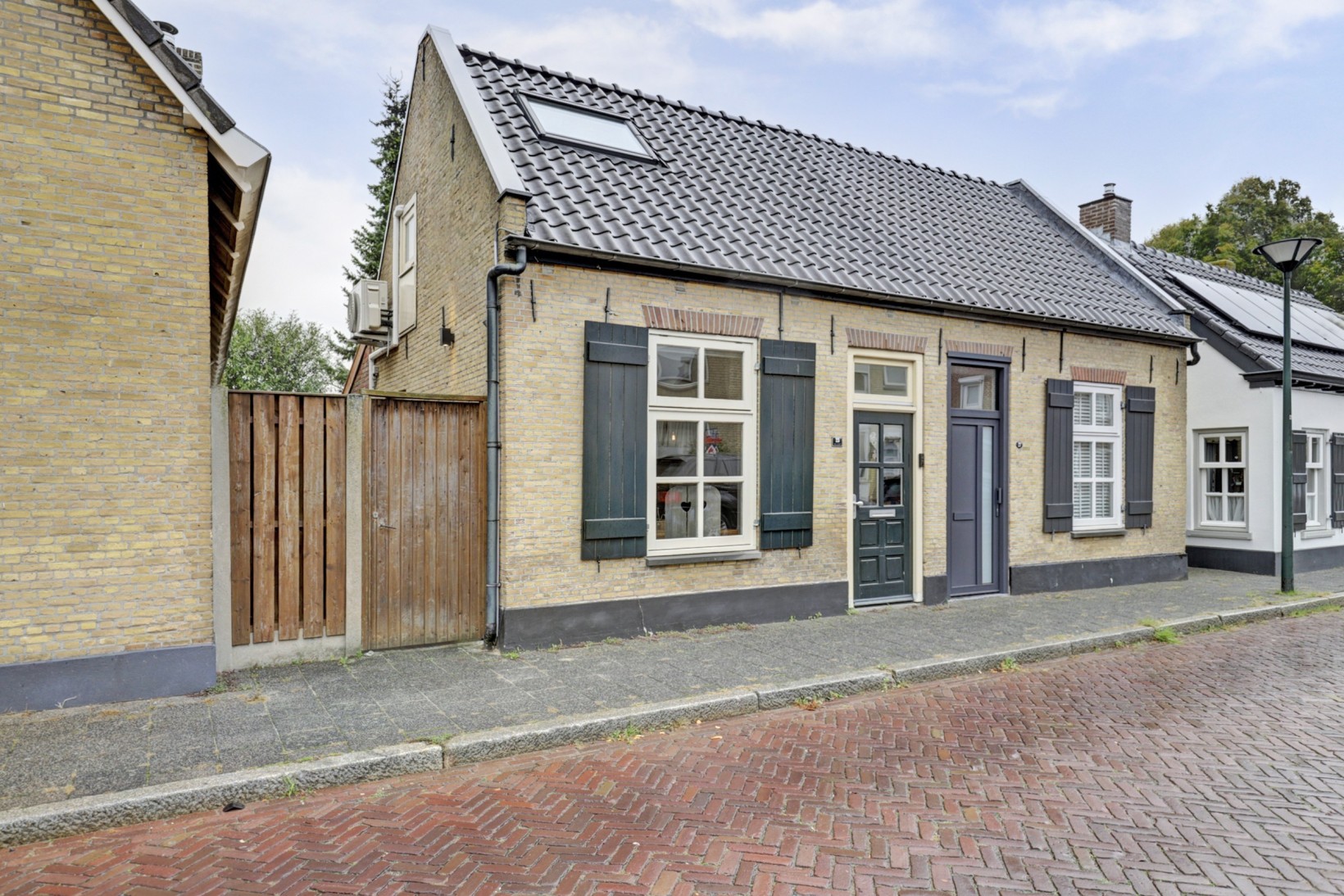 Twee-onder-één-kap te koop: Julianalaan 25, Raamsdonksveer
