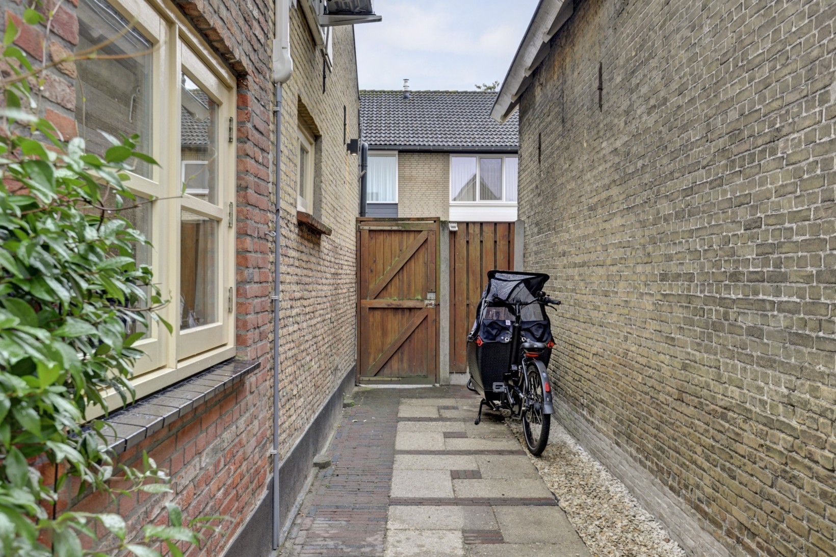 Twee-onder-één-kap te koop: Julianalaan 25, Raamsdonksveer