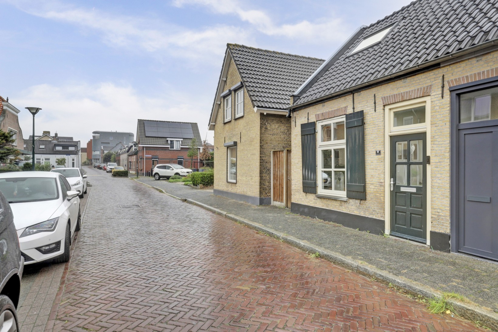 Twee-onder-één-kap te koop: Julianalaan 25, Raamsdonksveer