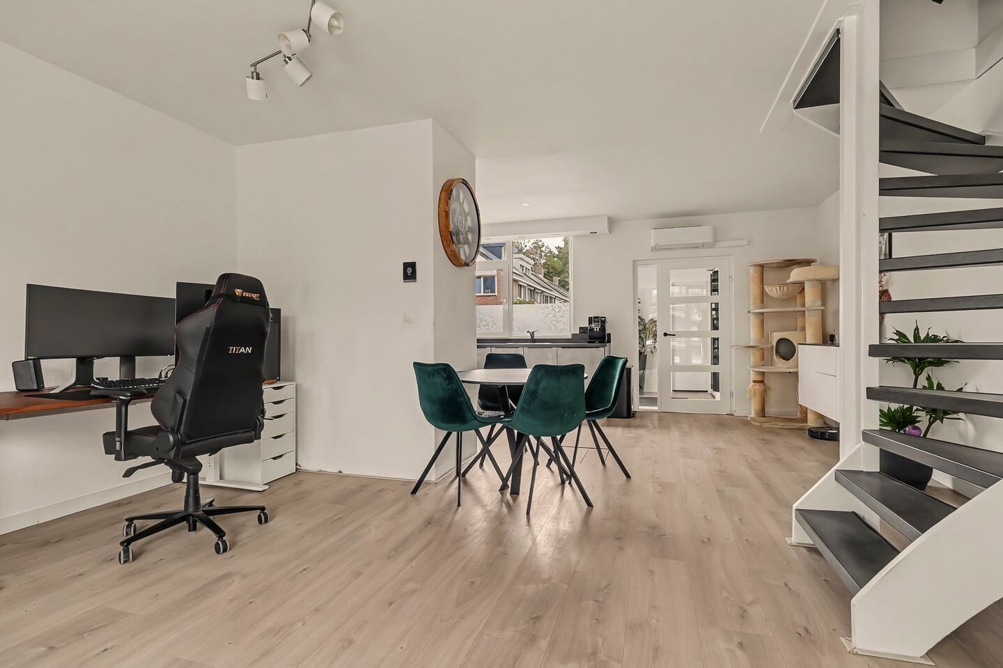 Tussenwoning te koop: Rijvoortshoef 260, Raamsdonksveer