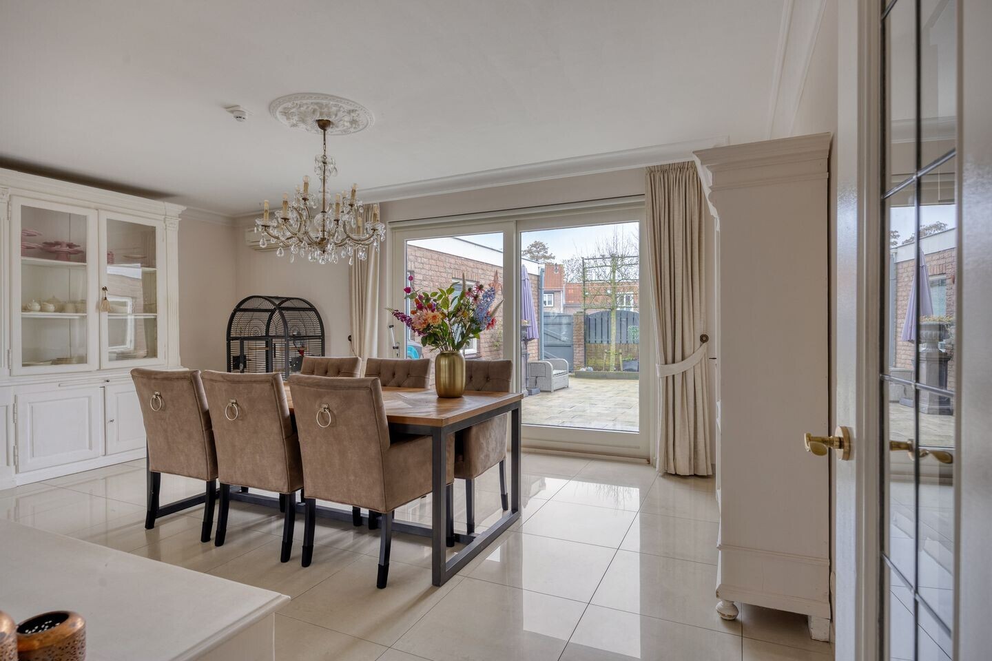 Tussenwoning te koop: Lindonklaan 37, Raamsdonksveer