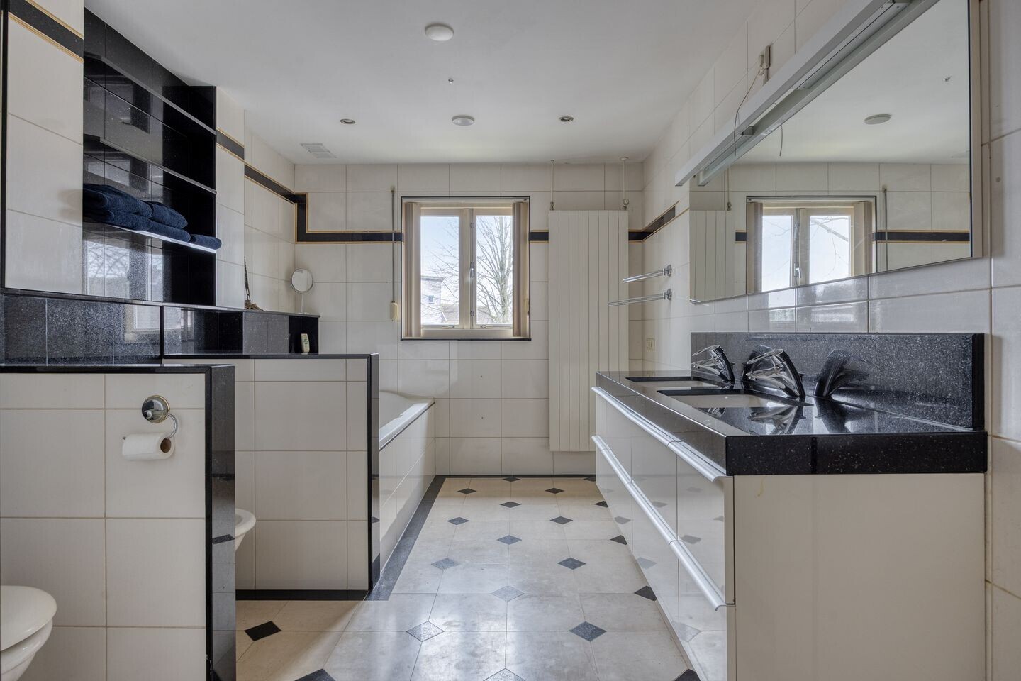 Tussenwoning te koop: Lindonklaan 37, Raamsdonksveer