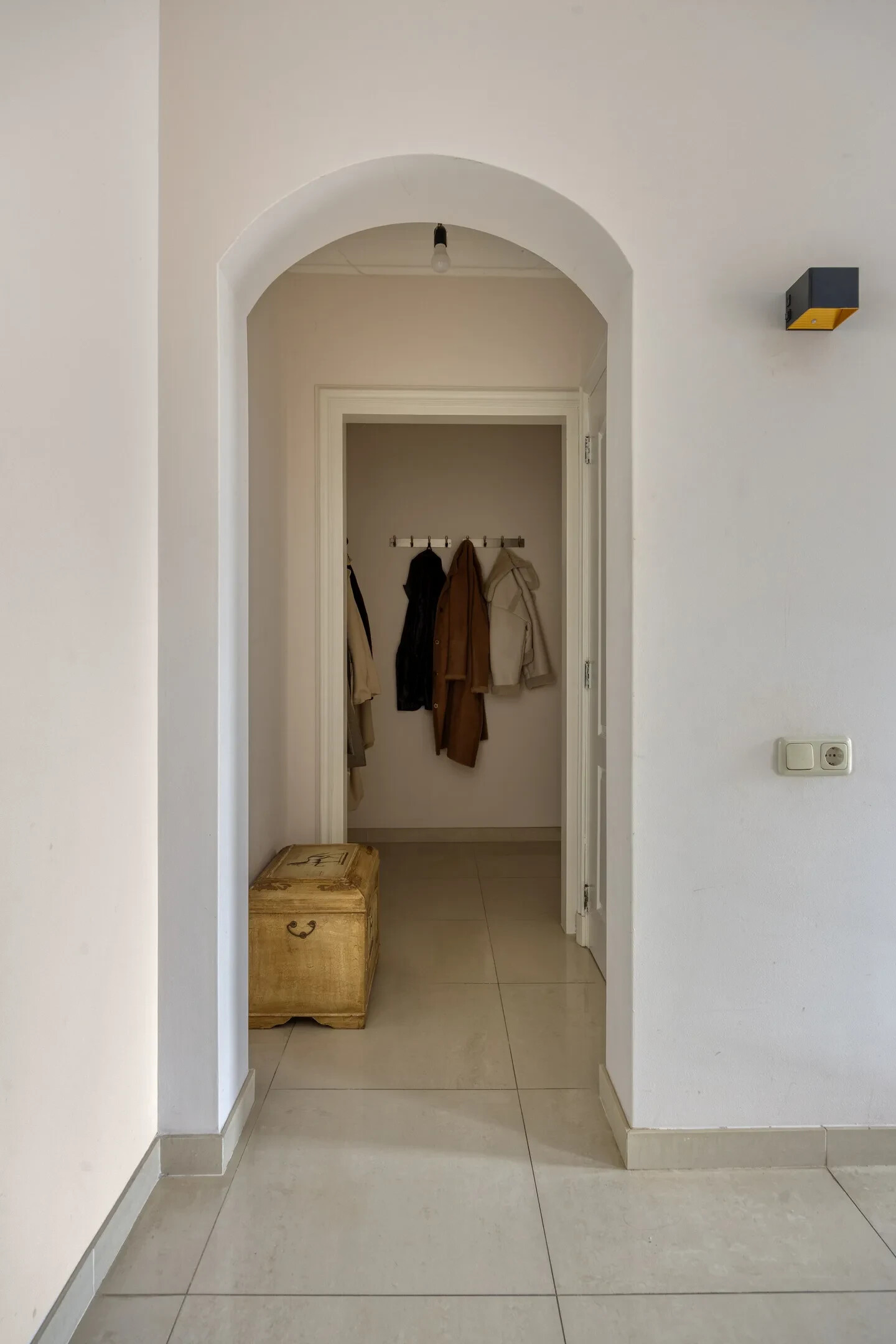 Tussenwoning te koop: Lindonklaan 37, Raamsdonksveer