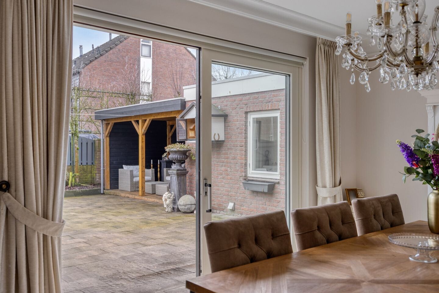 Tussenwoning te koop: Lindonklaan 37, Raamsdonksveer