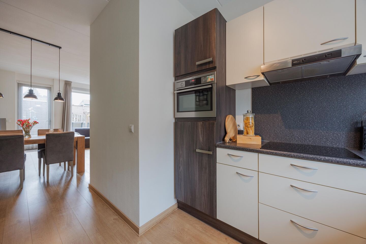 Tussenwoning te koop: Burg. Moonshof 38, Raamsdonk