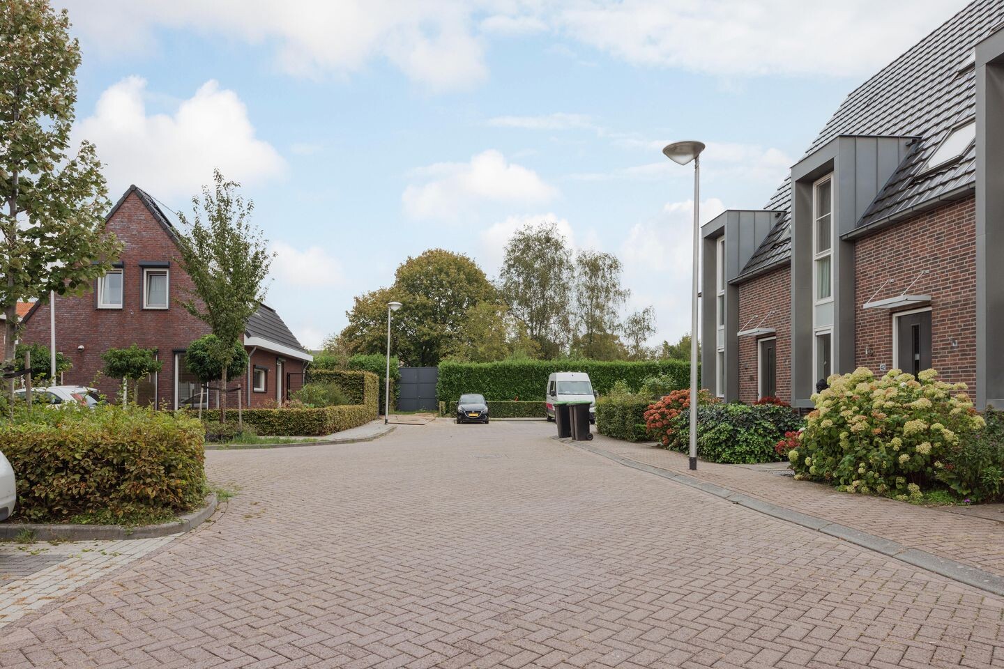 Tussenwoning te koop: Burg. Moonshof 38, Raamsdonk