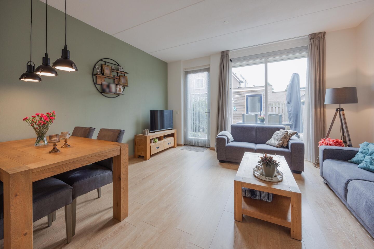 Tussenwoning te koop: Burg. Moonshof 38, Raamsdonk
