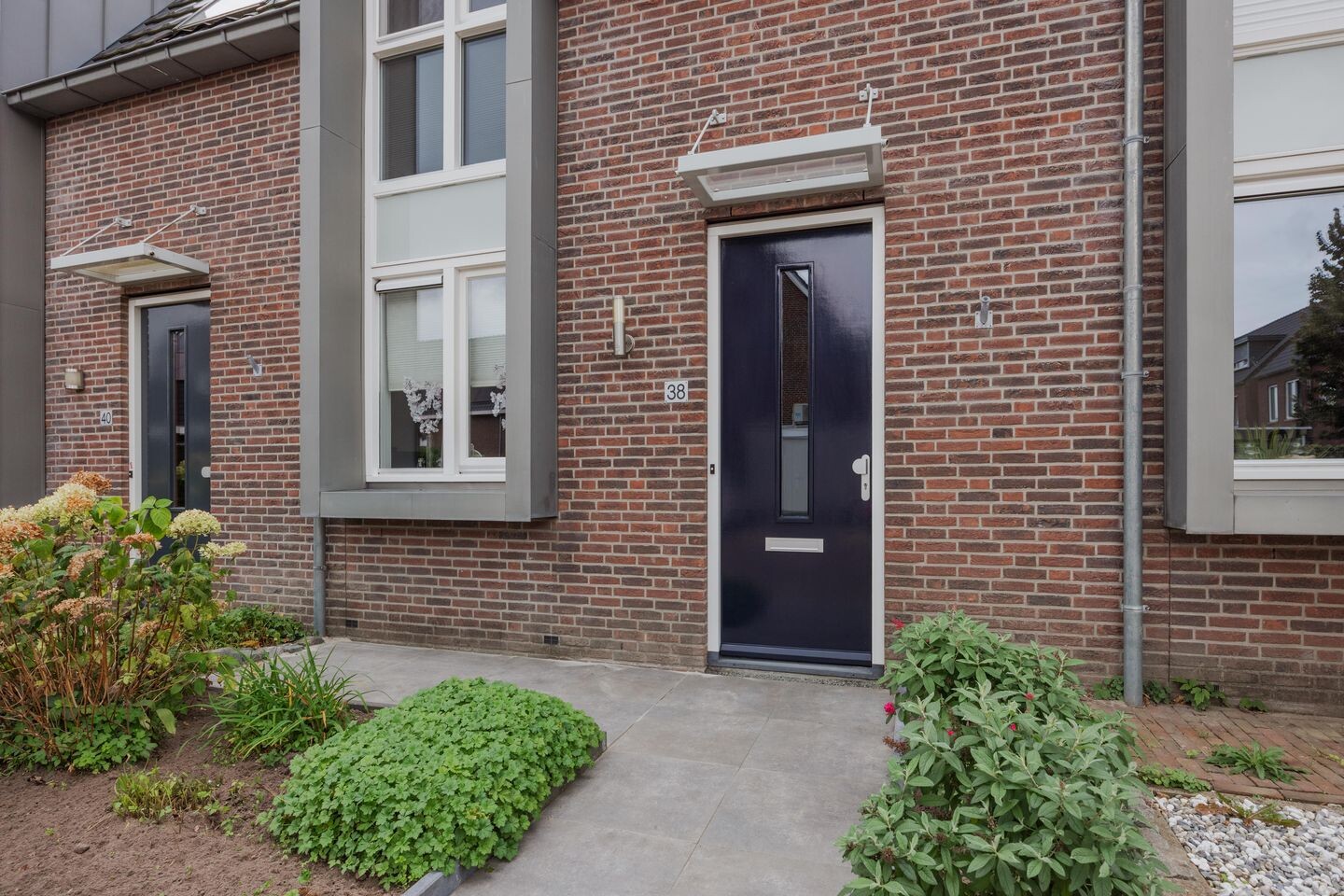 Tussenwoning te koop: Burg. Moonshof 38, Raamsdonk