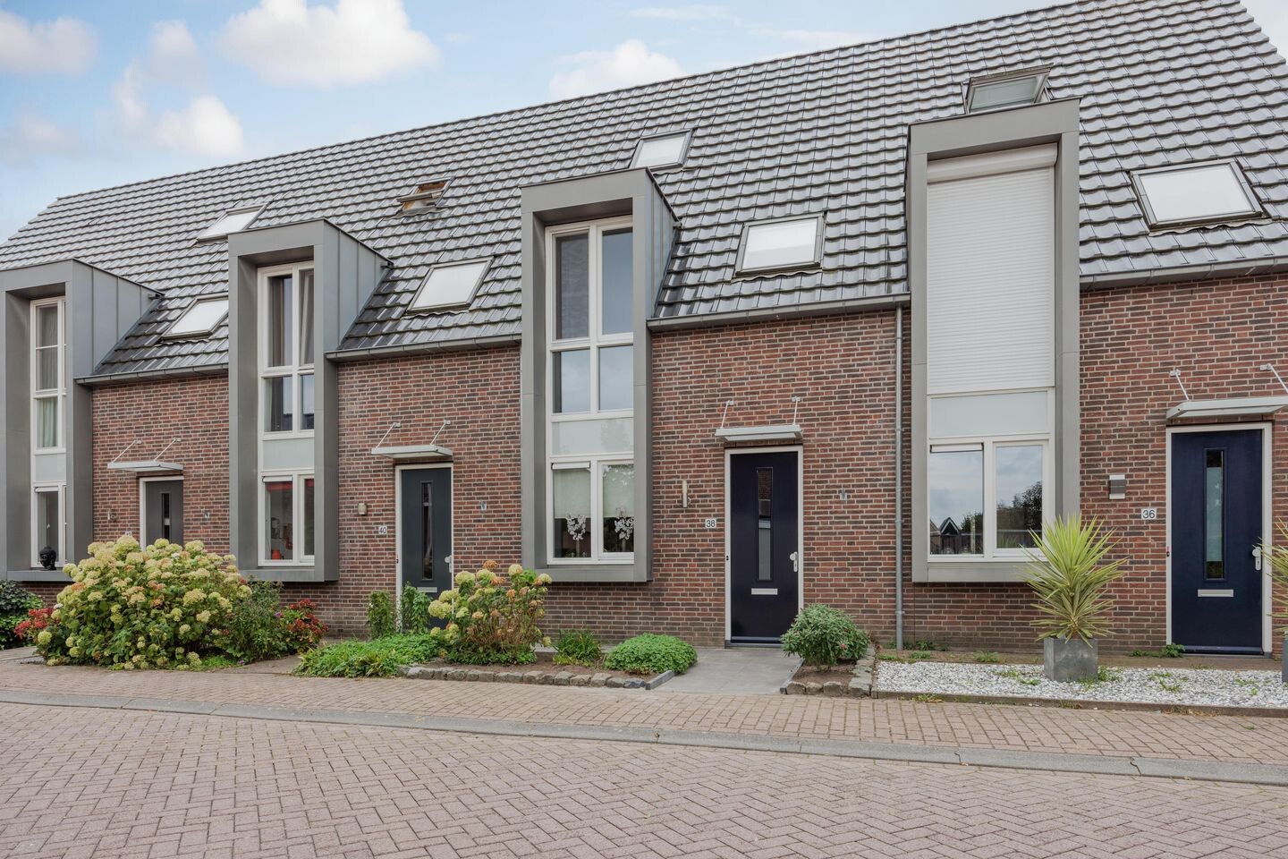 Tussenwoning te koop: Burg. Moonshof 38, Raamsdonk