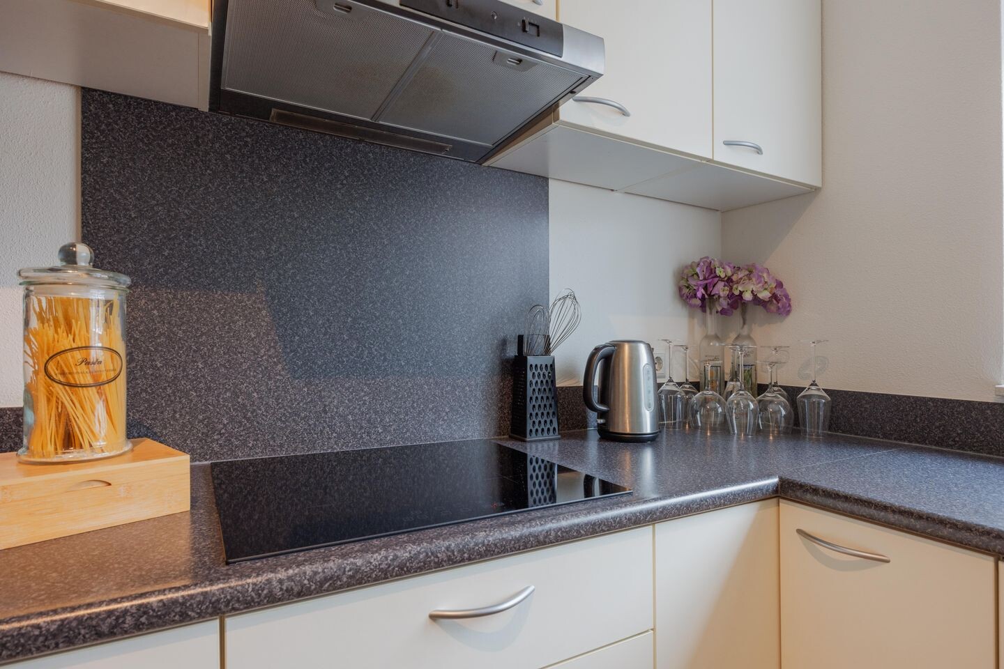 Tussenwoning te koop: Burg. Moonshof 38, Raamsdonk