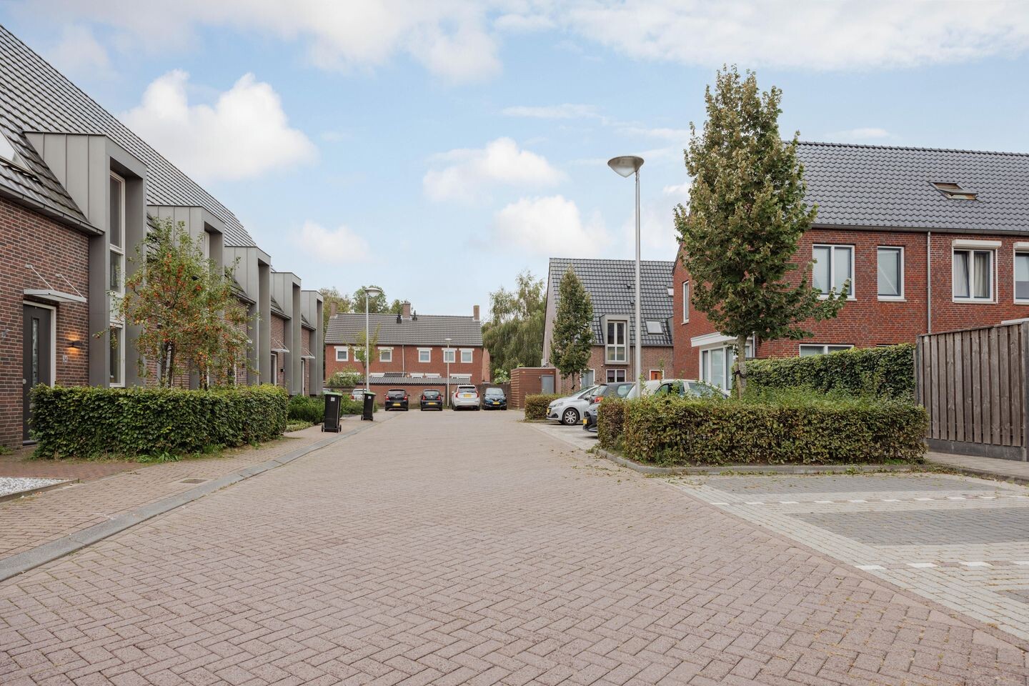 Tussenwoning te koop: Burg. Moonshof 38, Raamsdonk
