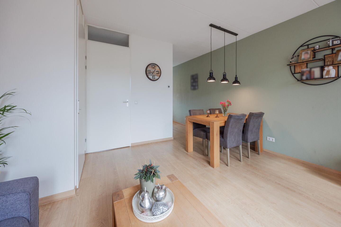 Tussenwoning te koop: Burg. Moonshof 38, Raamsdonk