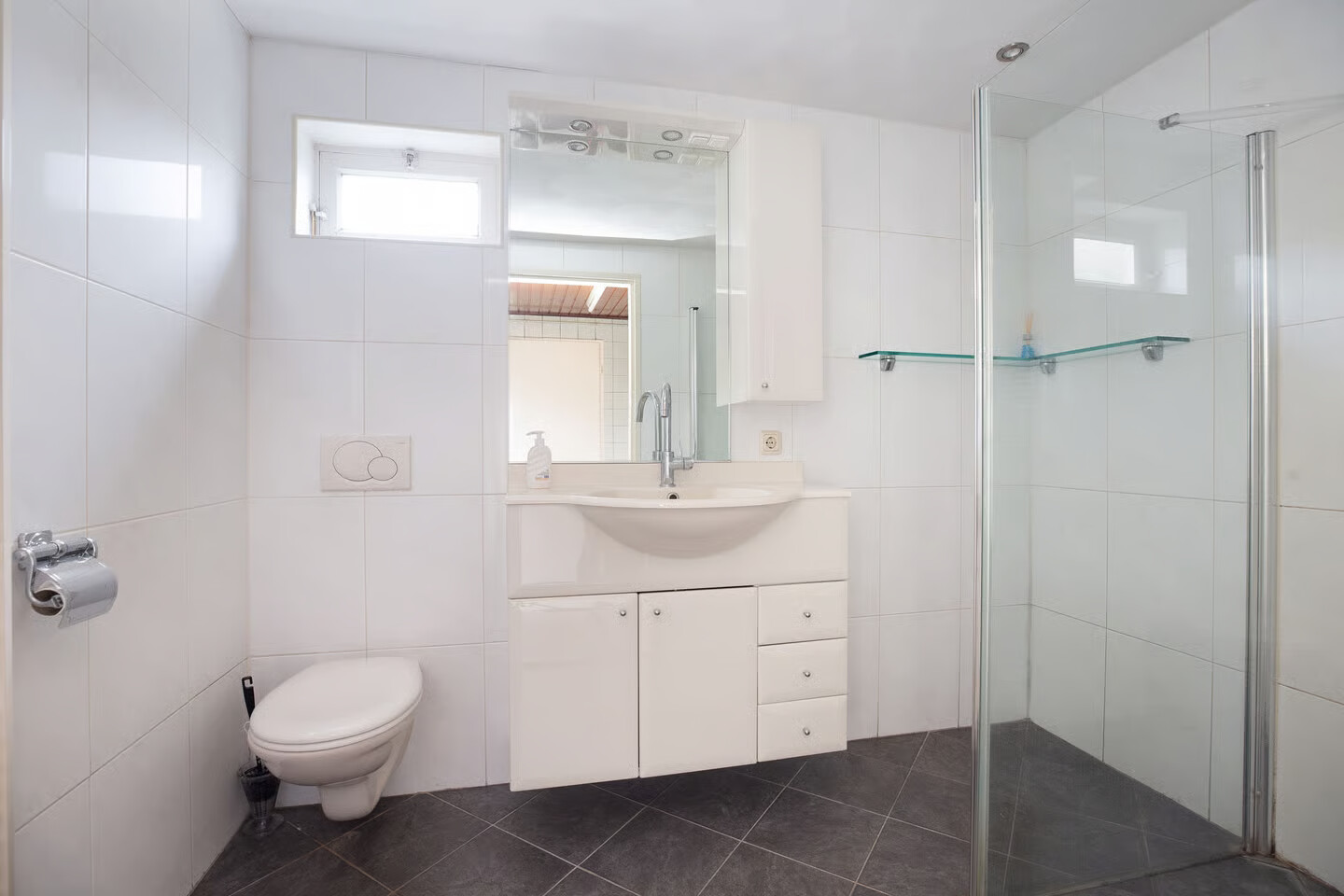 Tussenwoning te koop: Van Heutszstraat 54, Tilburg
