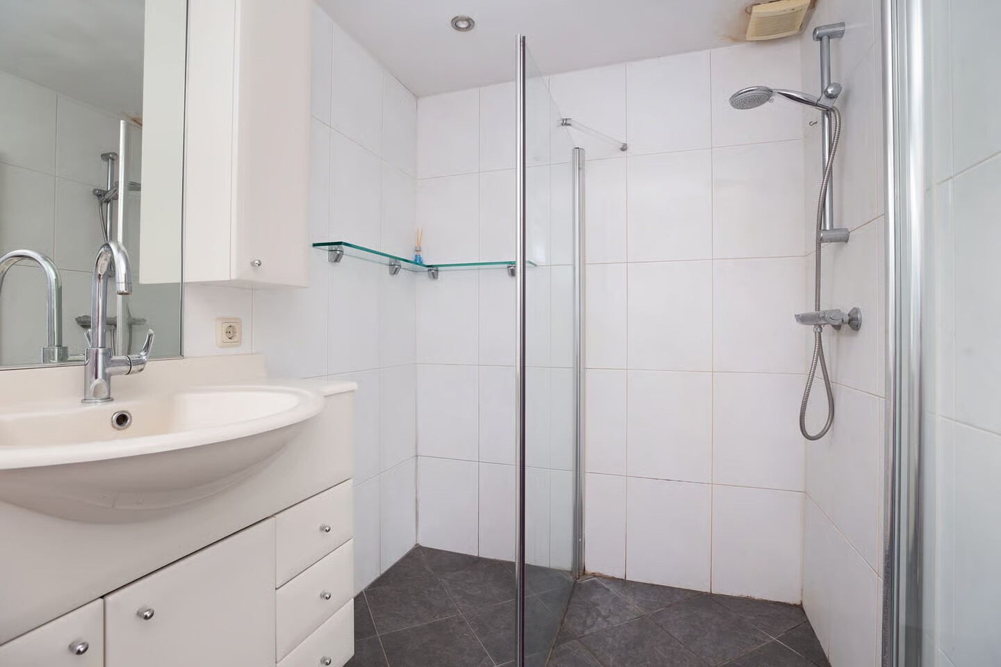Tussenwoning te koop: Van Heutszstraat 54, Tilburg