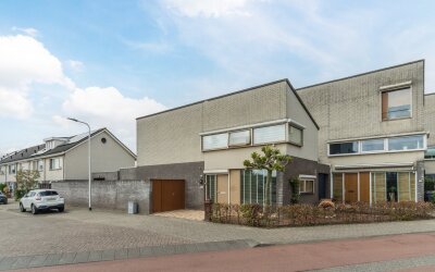 Meedhuizenstraat 1