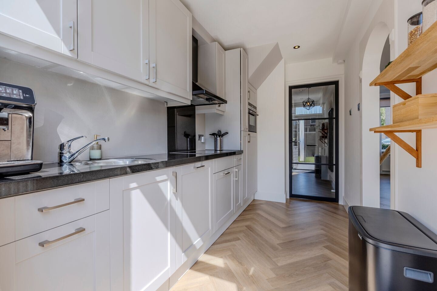 Hoekwoning te koop: Dr. Donker Curtiusstraat 6, Waalwijk