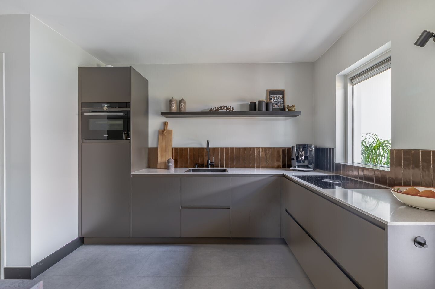 Hoekwoning te koop: Marga Klompéstraat 93, Waalwijk