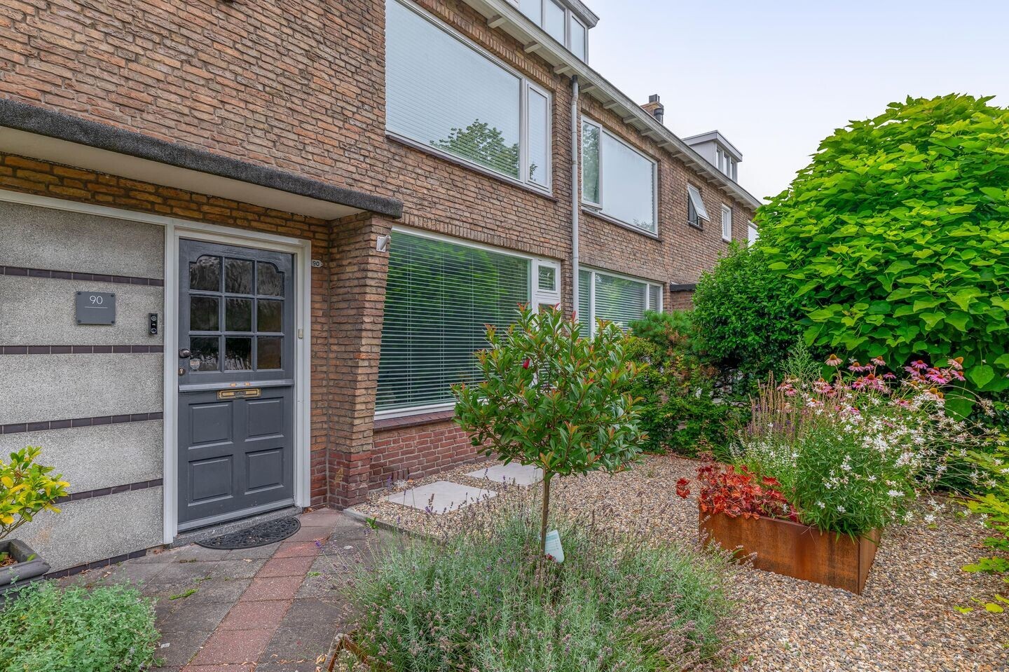 Tussenwoning te koop: Burgemeester Smeelelaan 90, Waalwijk