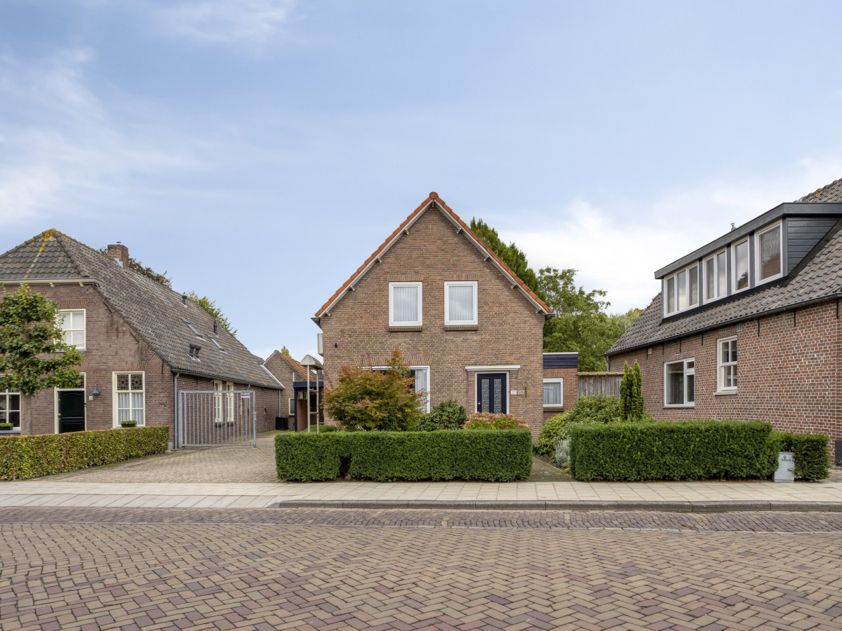 Twee-onder-één-kap te koop: Tongelaar 26, Waalwijk