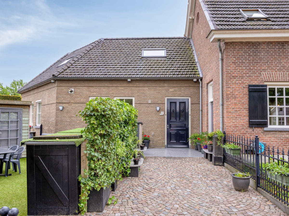 Twee-onder-één-kap te koop: Bachstraat 16, Drunen