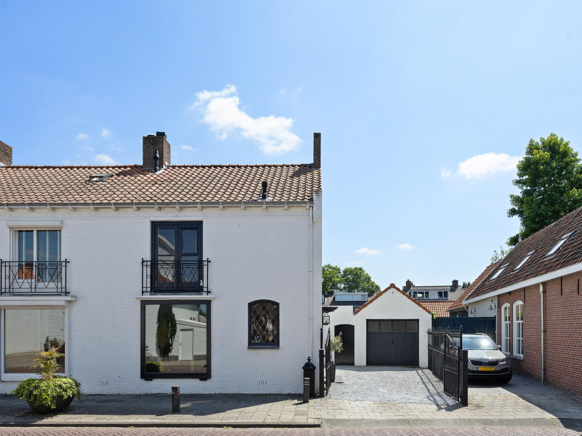 Twee-onder-één-kap te koop: Commissaris Van Voorst tot Voorstlaan 10, 'S-Hertogenbosch